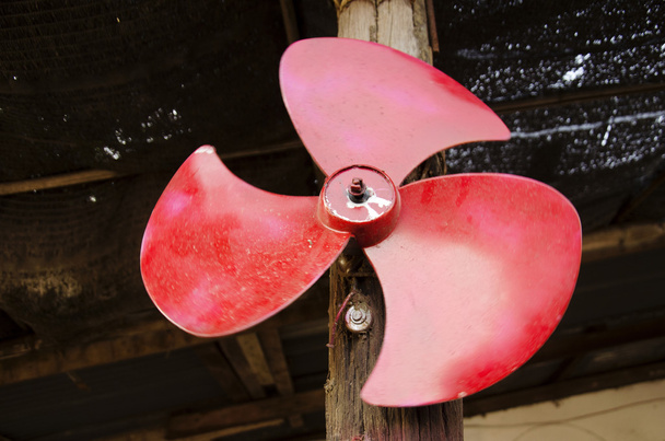 Utiliser de vieilles lames de ventilateur rouge en plastique fait décoration
 - Photo, image