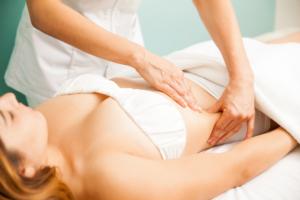 жінка отримує лімфатичний масаж
 - Фото, зображення