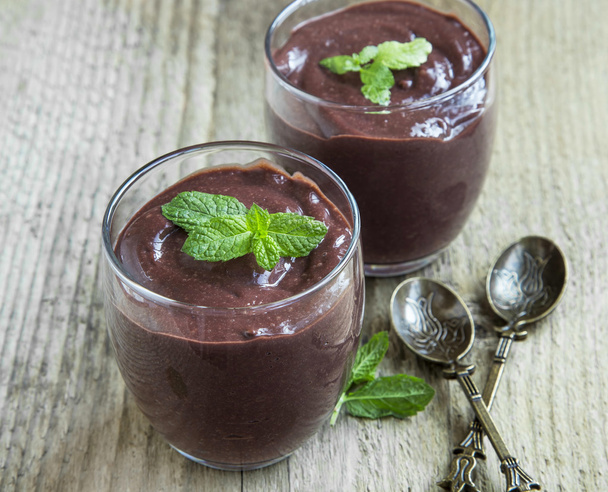 Mousse de chocolate sobremesa em copos decorados com hortelã
 - Foto, Imagem