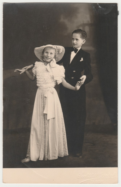  ヴィンテージ写真は、ダンスカップル(子供)を示しています。若いカップルがダンスのレッスンを受ける。レトロな白黒写真. - 写真・画像