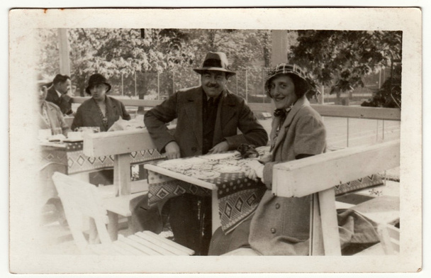 Vintage φωτογραφία δείχνει γυναίκα και τον άνθρωπο στον κήπο reataurant. Ρετρό μαύρη & λευκή φωτογραφία. - Φωτογραφία, εικόνα