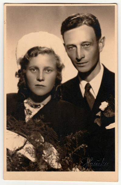 Vintage foto toont jonggehuwden. Retro zwart & witte studio fotografie. - Foto, afbeelding