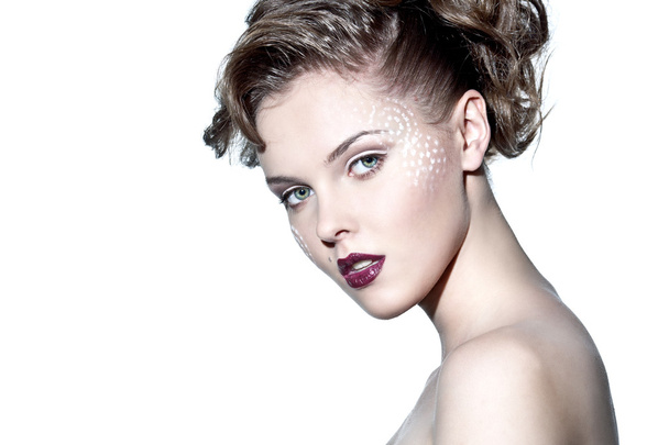Студійний портрет красивої сексуальної брюнетки з ідеальним макіяжем і волоссям
 - Фото, зображення