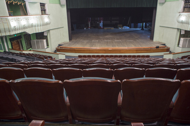 L'auditorium del teatro in toni blu e verdi
. - Foto, immagini