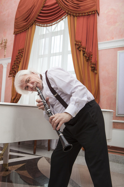 músico de envelhecimento toca clarinete
 - Foto, Imagem
