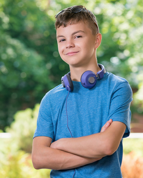 Teen boy with headphones - Фото, изображение
