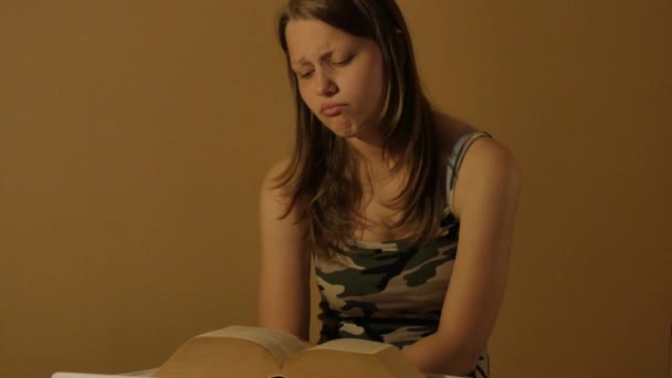 Tini lány egy könyvet. 4k Uhd. - Felvétel, videó