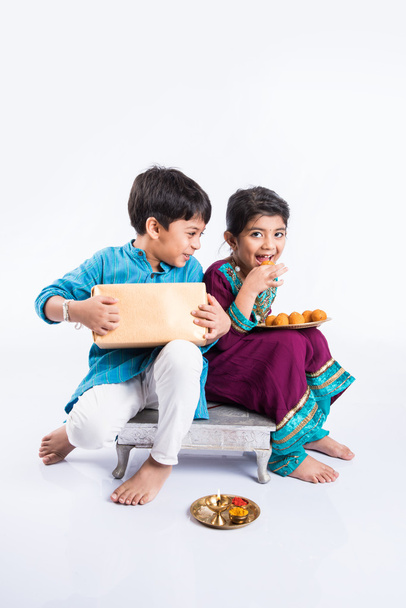 Indiase kleine broer en zus te genieten en Raksha Bandhan festival vieren - Foto, afbeelding