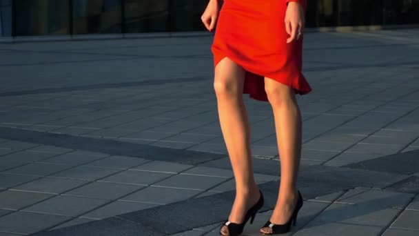 sexy Geschäftsfrau zu Fuß - Filmmaterial, Video
