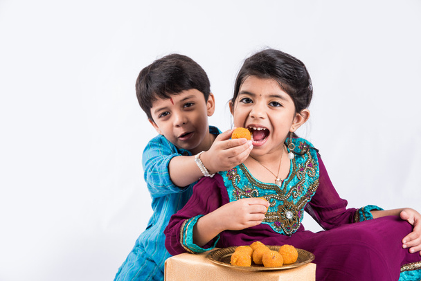 indien petit frère et soeur profiter et célébrer festival Raksha Bandhan
 - Photo, image