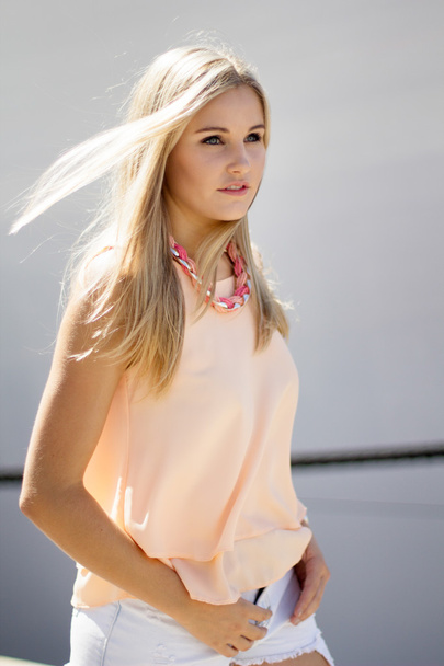 Piękna Blondynka w Smart Casual letnie ubrania - Zdjęcie, obraz
