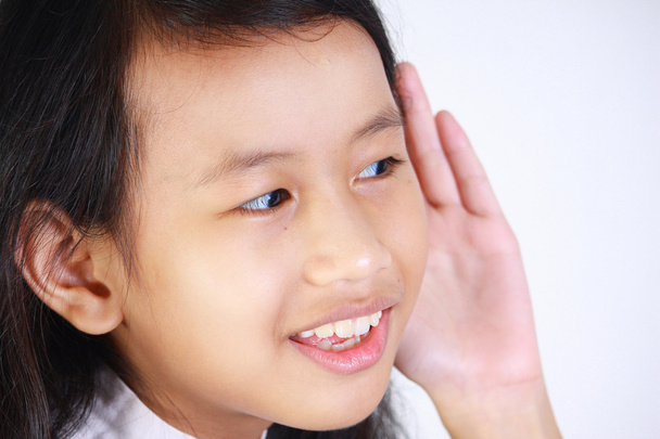 Маленькая девочка с жестом подслушивания
 - Фото, изображение