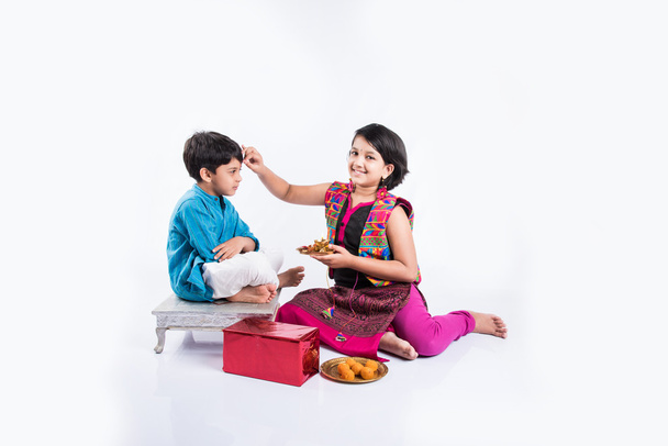 Indyjski mały brat i siostra, cieszyć się i świętować Festiwal Raksha Bandhan - Zdjęcie, obraz
