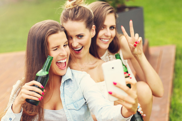 Friends drinking beer and taking selfie - Foto, Imagem