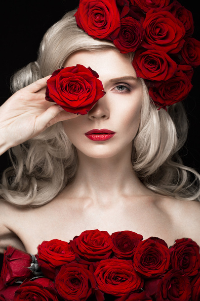 Beautiful blond girl in dress and hat with roses, classic makeup, curls, red lips. Beauty face. - Φωτογραφία, εικόνα