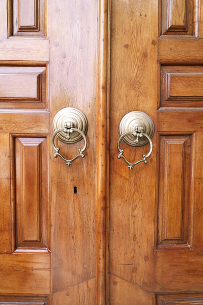 vieux bouton de porte et la porte verrouillée avec chaîne
 - Photo, image