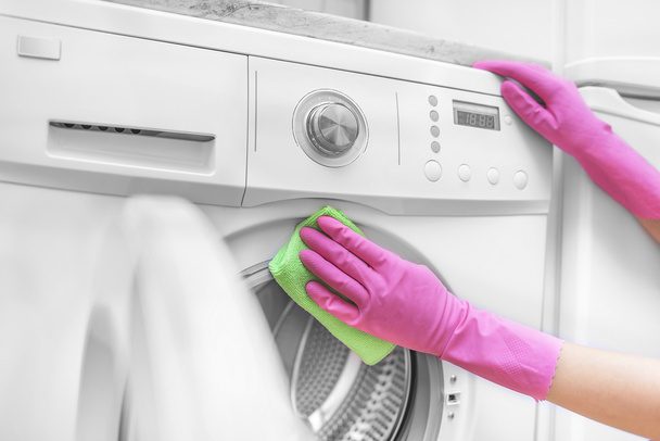 Female hand wash washing machine. - Foto, Imagen