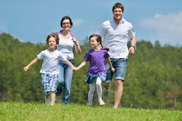 Счастливая молодая семья развлекается на свежем воздухе
 - Фото, изображение