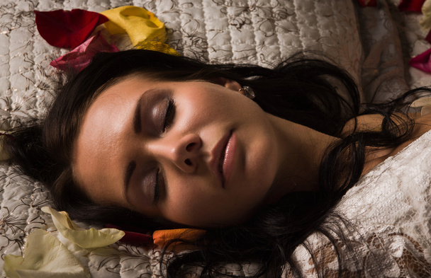 sexuální bruneta spaní na posteli - Fotografie, Obrázek