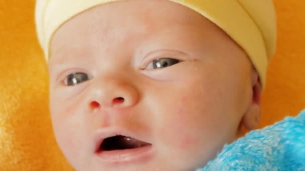  Un nouveau-né regarde et emotes, 5 jours
 - Séquence, vidéo