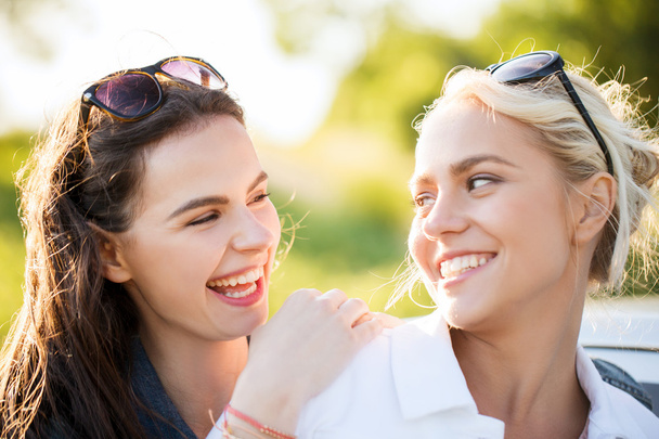 счастливые женщины или девочки-подростки смеются на открытом воздухе
 - Фото, изображение