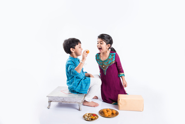 hermano pequeño indio y hermana disfrutando y celebrando el festival Raksha Bandhan
 - Foto, imagen