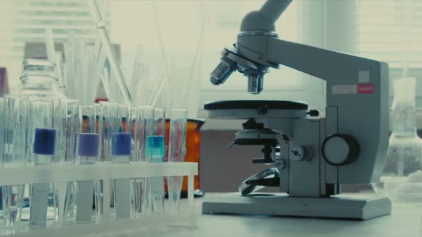 Scientist doing a chemical experiment in the laboratory - Materiał filmowy, wideo