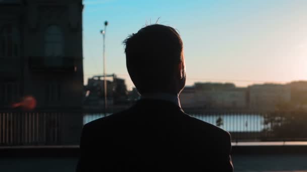 Geschäftsmann im Sonnenuntergang Freude über Erfolg - Filmmaterial, Video