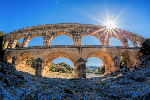 Pont du Gard contra el atardecer es un antiguo acueducto romano en Provenza, Francia
 - Foto, Imagen
