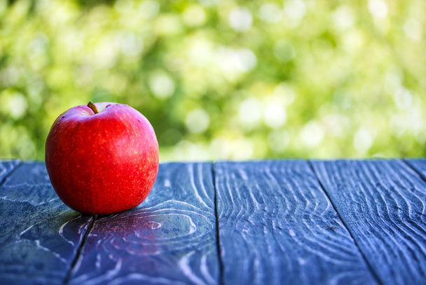 ahşap tablo açık havada taze elma  - Fotoğraf, Görsel