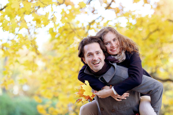 Couple hugging in autumn park - Foto, afbeelding