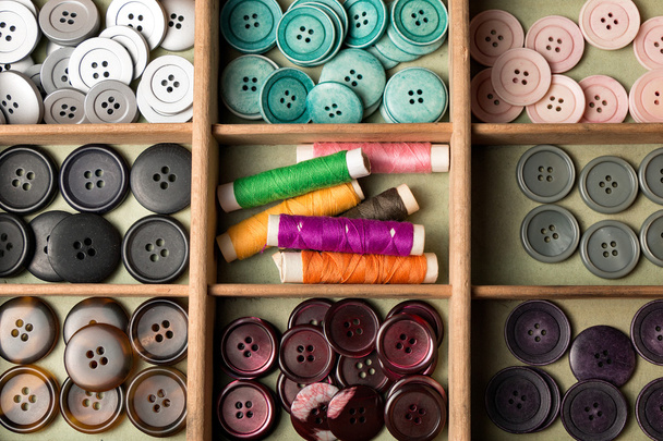 Botones coloridos en una caja
 - Foto, Imagen