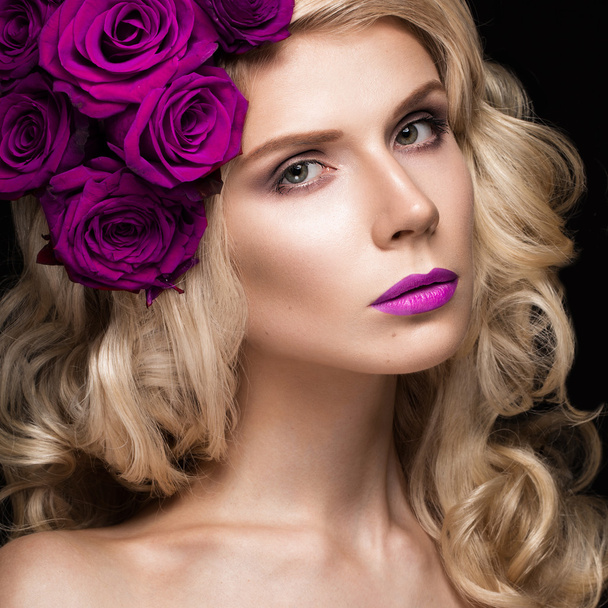 Beautiful blond girl in dress and hat with roses, classic makeup, curls, red lips. Beauty face. - Foto, imagen