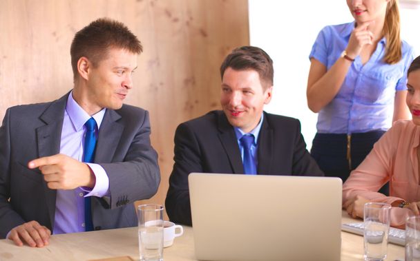 Деловая встреча - менеджер обсуждает работу со своими коллегами
 - Фото, изображение