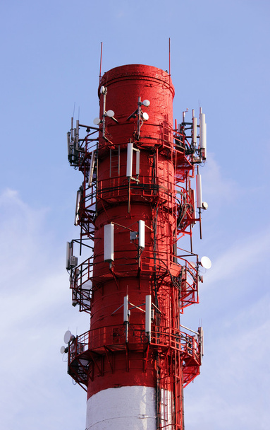 Caldera de tubo rojo y blanco con cables de equipos de telecomunicaciones, principalmente para transmisión celular
 - Foto, imagen