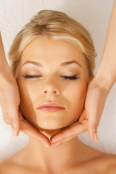 Beautiful woman in massage salon - Foto, Imagen