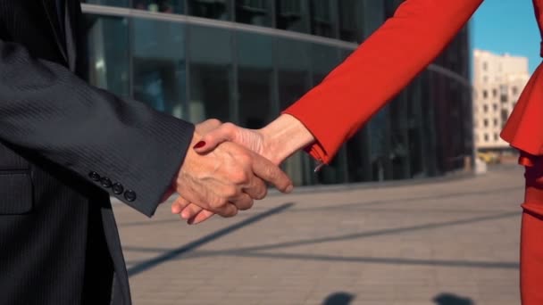 Üzleti partnerek férfiak és nők csinál egy kézfogás - Felvétel, videó