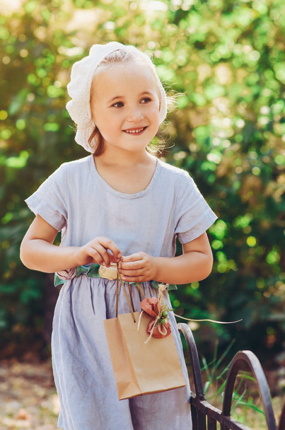 kleines Mädchen mit Geschenkpaket - Foto, Bild