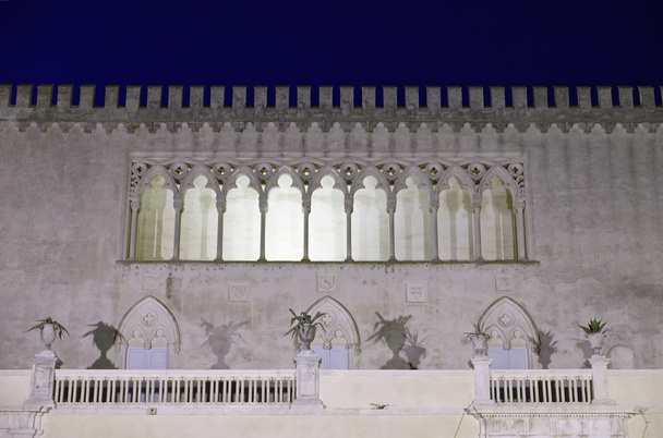 Італія, Siciliy, провінція Рагуза, фасадом у стилі бароко Donnafugata замок вночі (14-го століття a.C.) - Фото, зображення