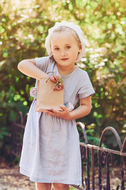 little girl with gift package - Фото, зображення