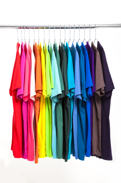 Camiseta colorida con perchas aisladas en blanco
 - Foto, Imagen