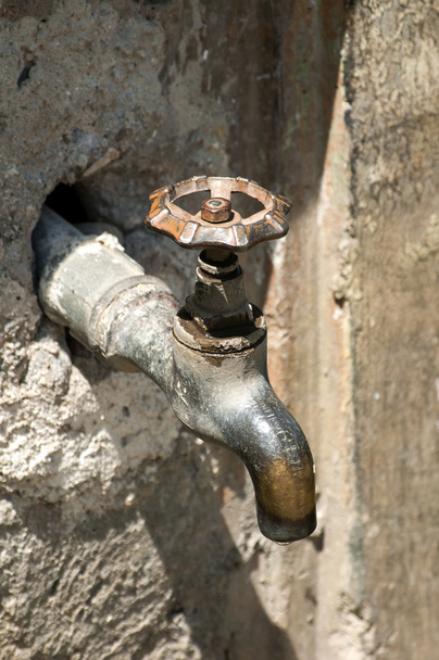 Gru ad acqua di rubinetto intemperie
 - Foto, immagini