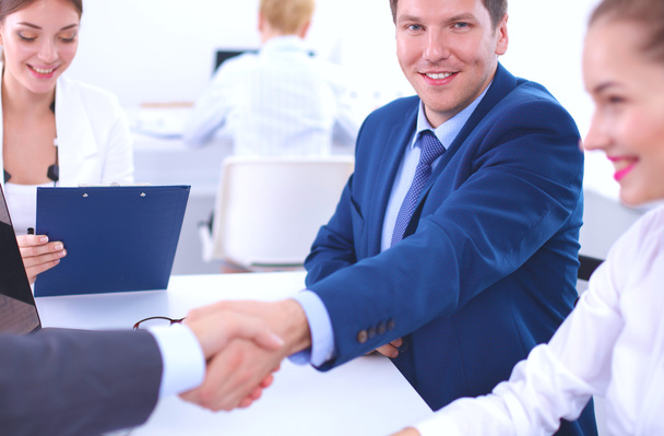 Geschäftsleute schütteln Hände, beenden ein Meeting - Foto, Bild