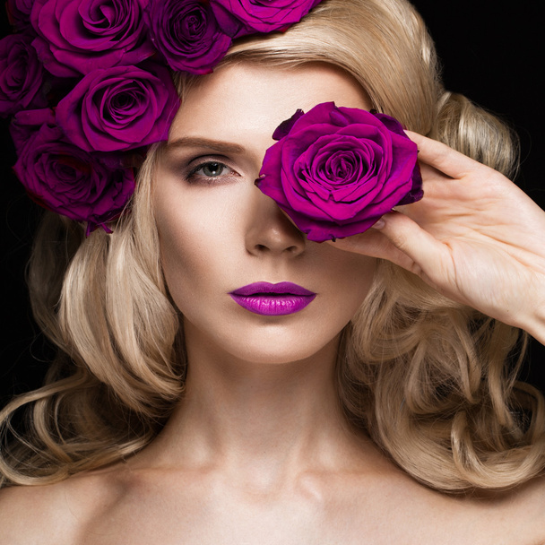 Beautiful blond girl in dress and hat with roses, classic makeup, curls, red lips. Beauty face. - Фото, зображення