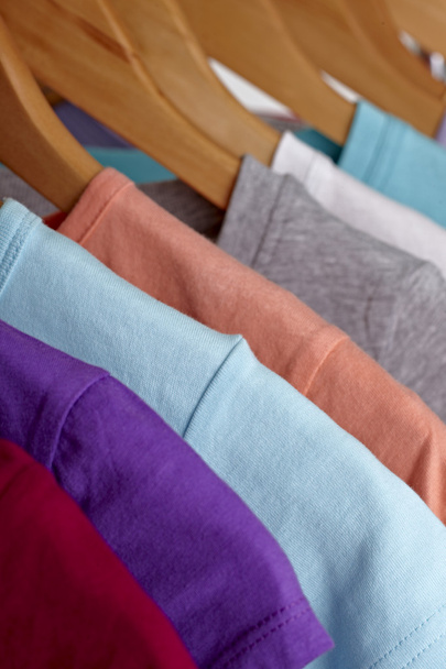 T-shirts sur cintres en tissu
 - Photo, image