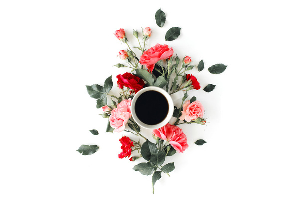 Xícara de café com rosas e flores rosa
 - Foto, Imagem