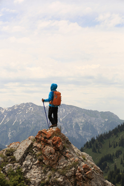Backpacker wandern auf der Klippe des Berggipfels - Foto, Bild