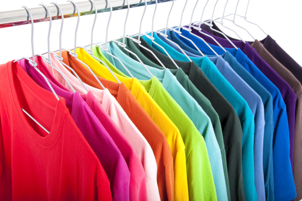 Variedad de camisas casuales en perchas
 - Foto, Imagen
