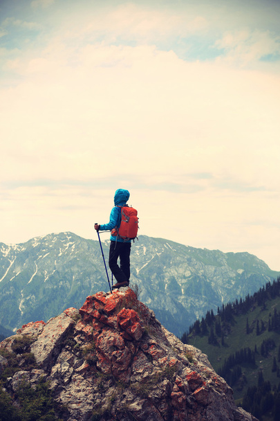 batohem na horském vrcholu útesu - Fotografie, Obrázek