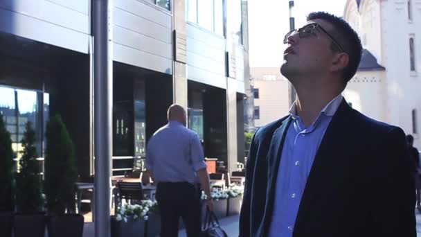 Porträt eines gutaussehenden Geschäftsmannes in einer städtischen Umgebung - Filmmaterial, Video